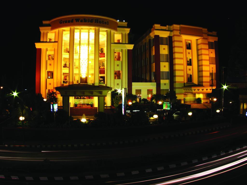 Grand Wahid Hotel Салатига Экстерьер фото