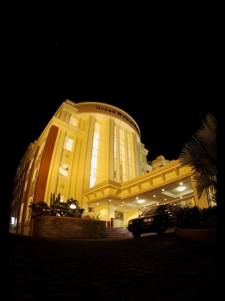 Grand Wahid Hotel Салатига Экстерьер фото