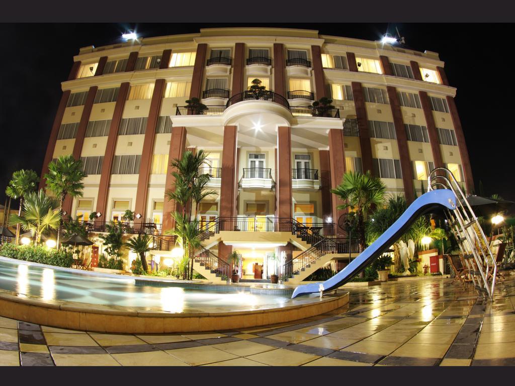 Grand Wahid Hotel Салатига Экстерьер фото