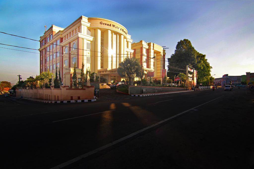 Grand Wahid Hotel Салатига Экстерьер фото