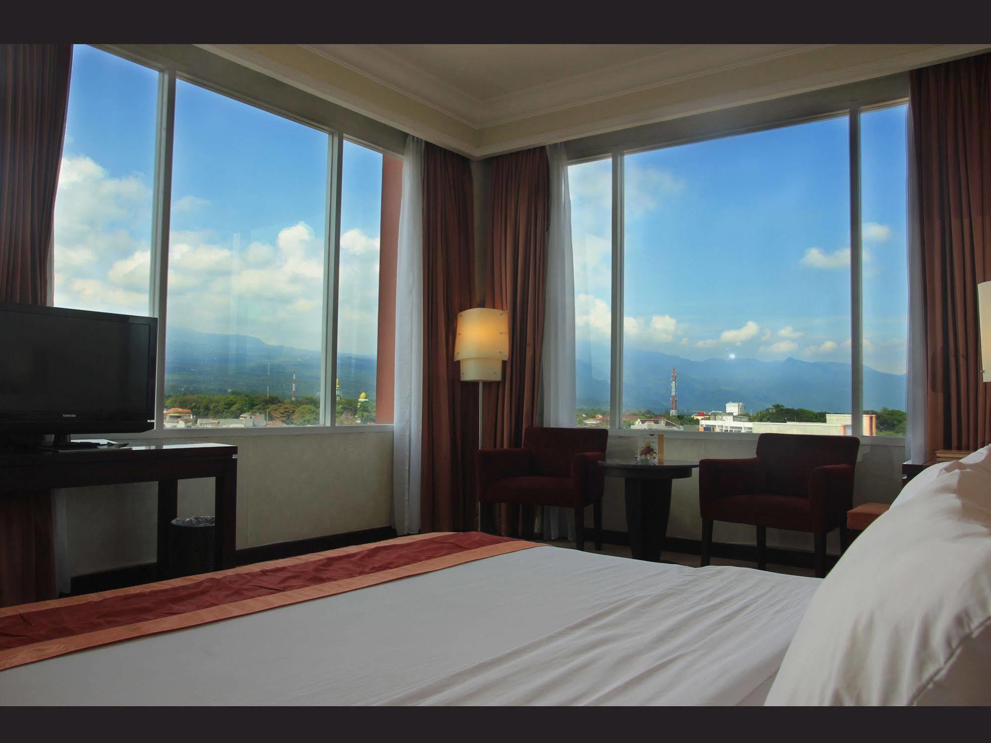 Grand Wahid Hotel Салатига Экстерьер фото